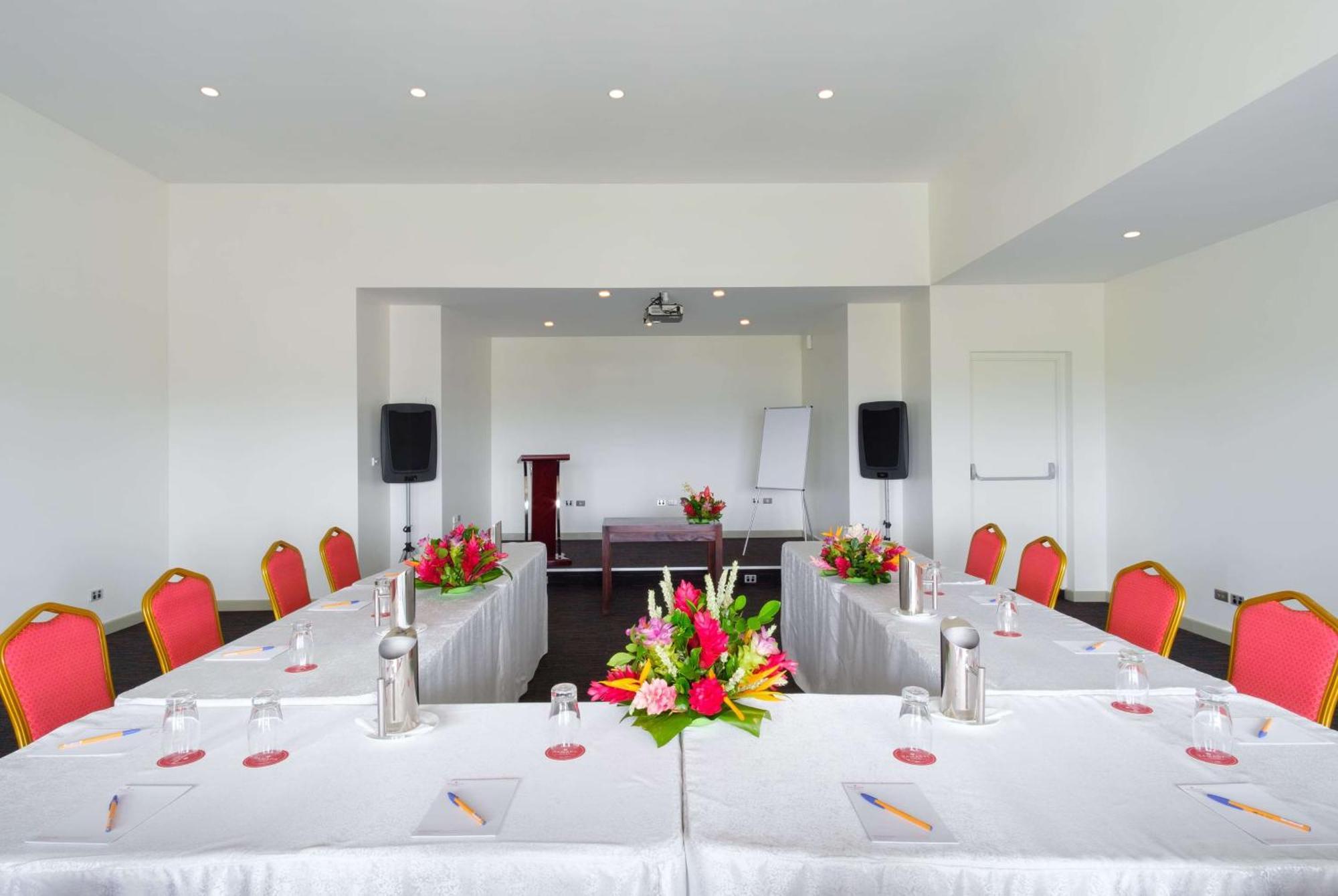 Ramada Suites By Wyndham Wailoaloa Beach Fiji Nadi Exterior photo