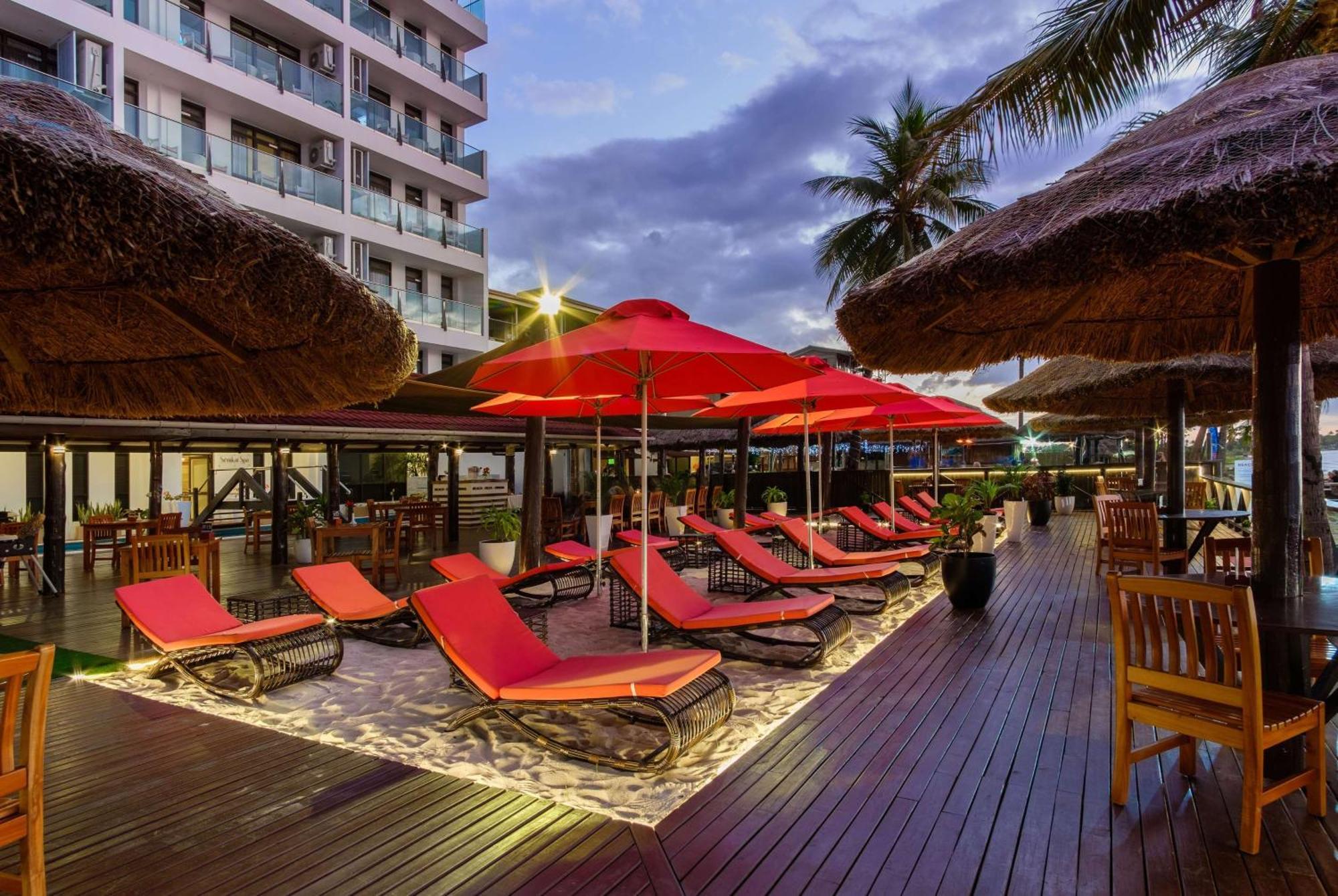 Ramada Suites By Wyndham Wailoaloa Beach Fiji Nadi Exterior photo
